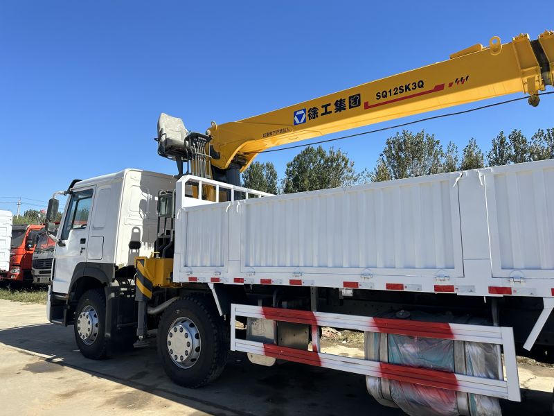 Camion Sinotruk Howo 8x4 avec grue