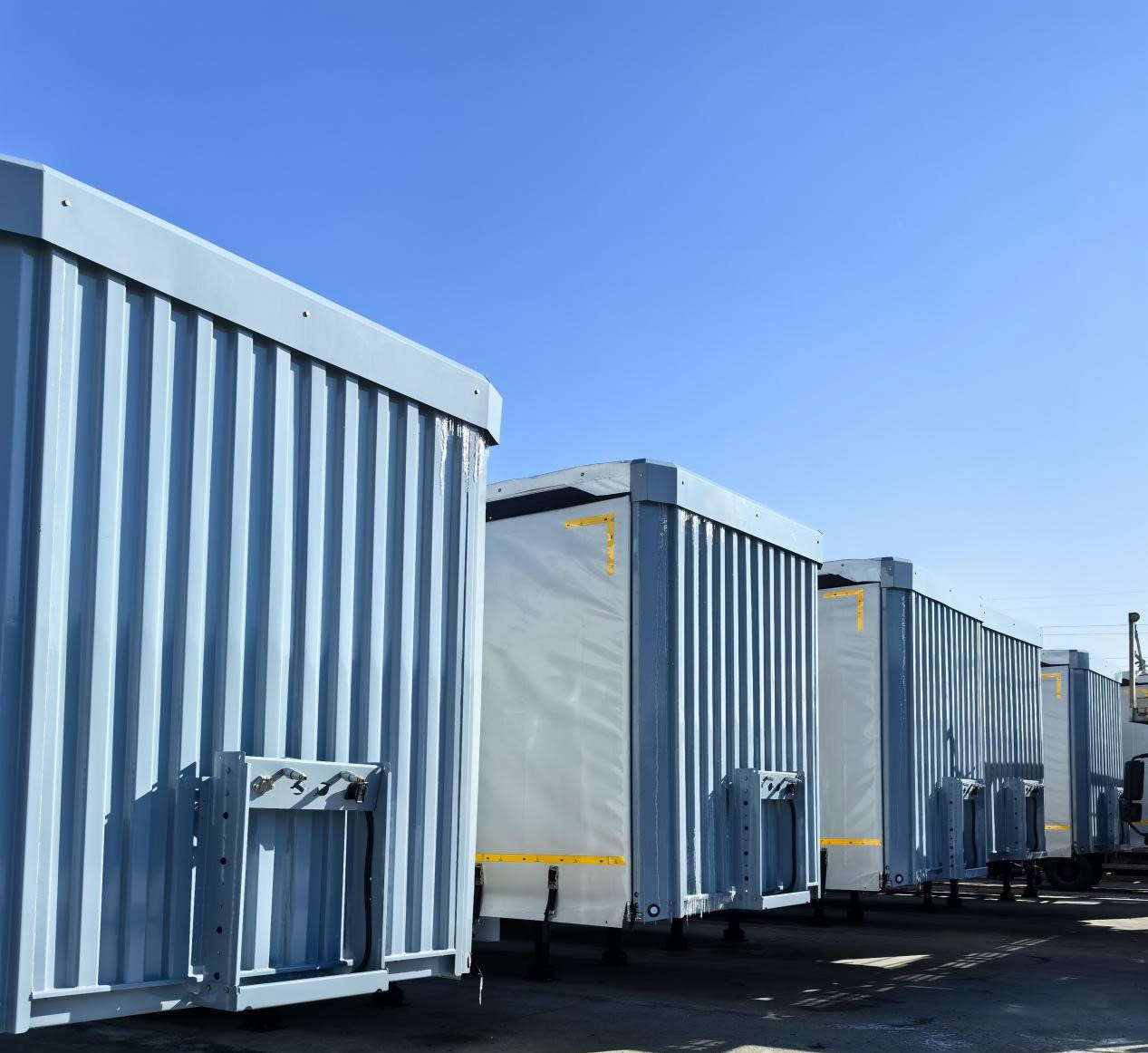 Curtain side semi-trailers