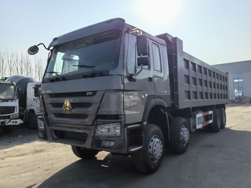 Xe tải tự đổ Sinotruk Howo 371 8x4